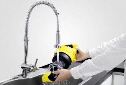 Test de l'aspirateur Karcher VC 3 : l'aspirateur parfait pour les surfaces lisses