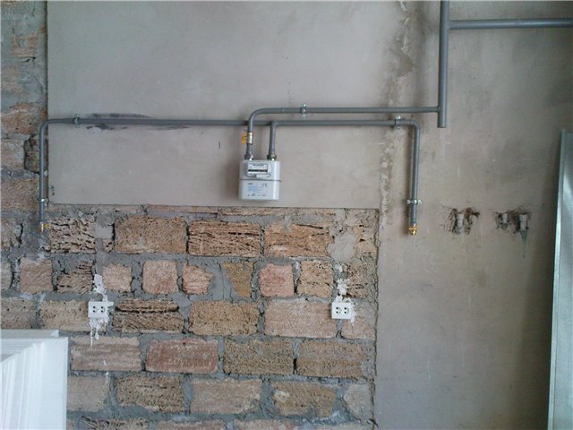 Distance entre le gazoduc et le puits d'égout: normes, intersection du gaz et des drains