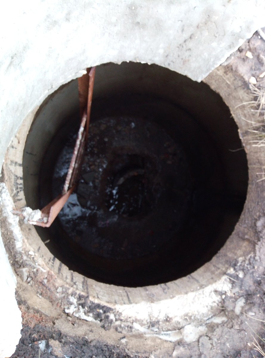 Le dispositif d'un puits d'égout en béton armé et en brique - schéma