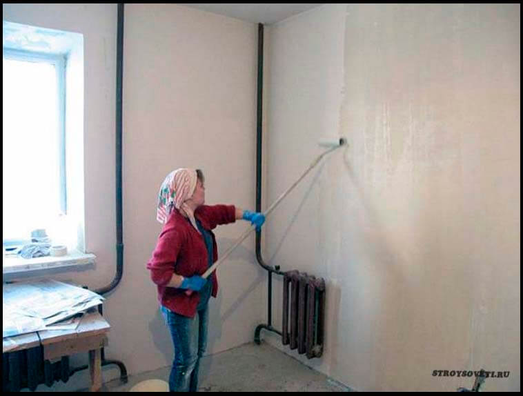 Dois-je apprêter les murs avant de mastiquer et comment le faire