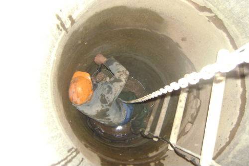 Bien faire soi-même dans le pays: un guide pour aménager un puits typique à partir d'anneaux