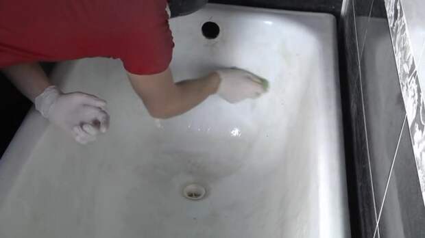 Restauration de baignoire à l'acrylique liquide : réparation de revêtement d'émail à faire soi-même