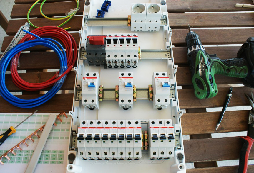 Montage du tableau électrique, installation, raccordement, schéma de montage, règles