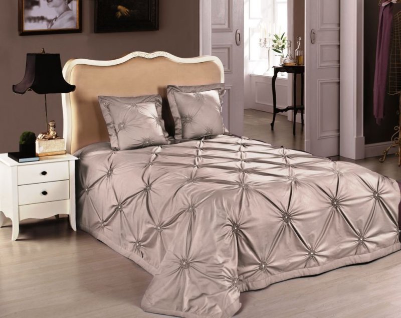 7 façons de plier soigneusement le couvre-lit hors du lit la nuit