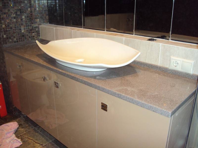 Comptoir de salle de bain sous l'évier: types, comment choisir et installer correctement