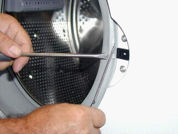 Réparation de machine à laver Indesit à faire soi-même: un aperçu des défauts courants et comment les réparer