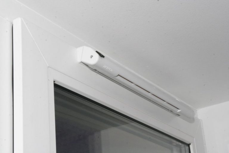 Vanne d'alimentation pour fenêtres en plastique : dispositif de ventilation - point j