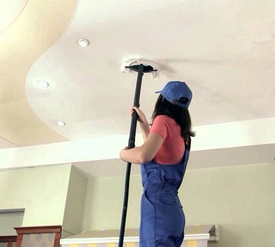 Comment laver un plafond tendu sans traces, brillant et satiné, comment le laver à la maison - 4 instructions vidéo