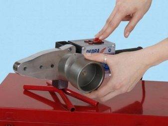 Raccordement de tuyaux en plastique à des tuyaux métalliques: une analyse des meilleures méthodes et des nuances d'installation