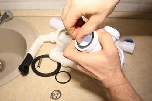 Fixation de l'évier au mur