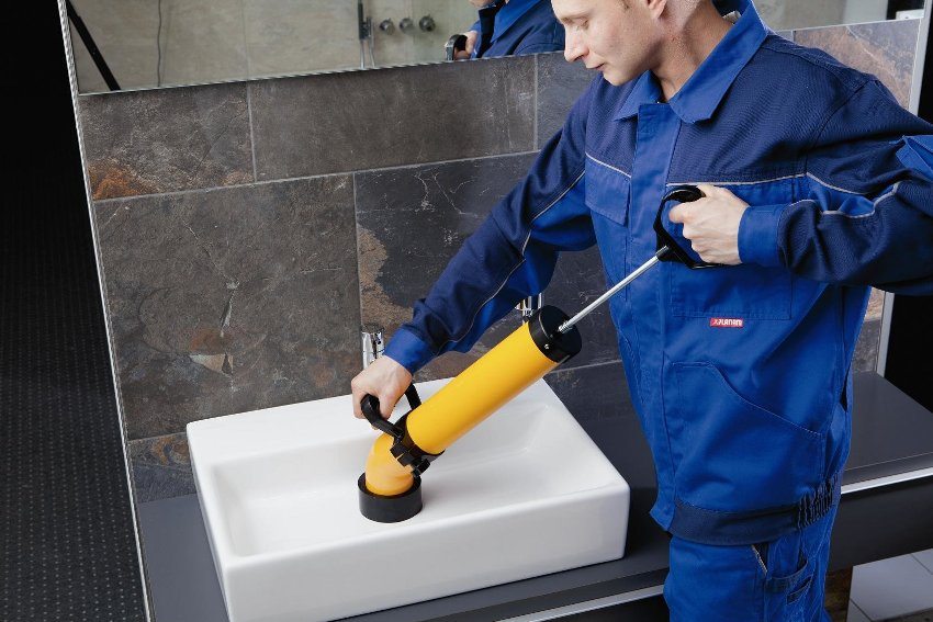 Comment nettoyer un tuyau d'égout à la maison d'un blocage: les meilleurs outils et méthodes pour éliminer les blocages