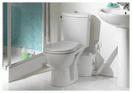 Comment déplacer les toilettes de la colonne montante lors de la combinaison d'une baignoire avec des toilettes?