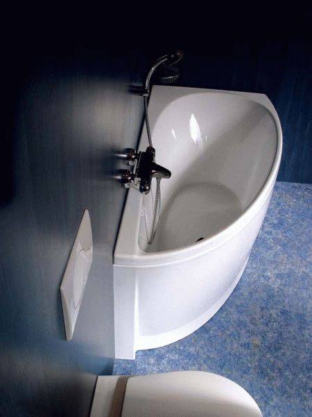 Le choix d'un bain dans une petite salle de bain dans un panneau Khrouchtchev