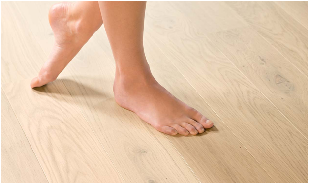 Sol chaud sous le stratifié: choisissez celui qu'il vaut mieux mettre + un exemple de travail