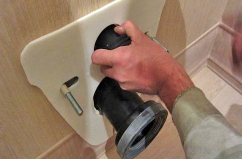 Installer une toilette murale suspendue de vos propres mains: lors de l'installation et sur une base en béton