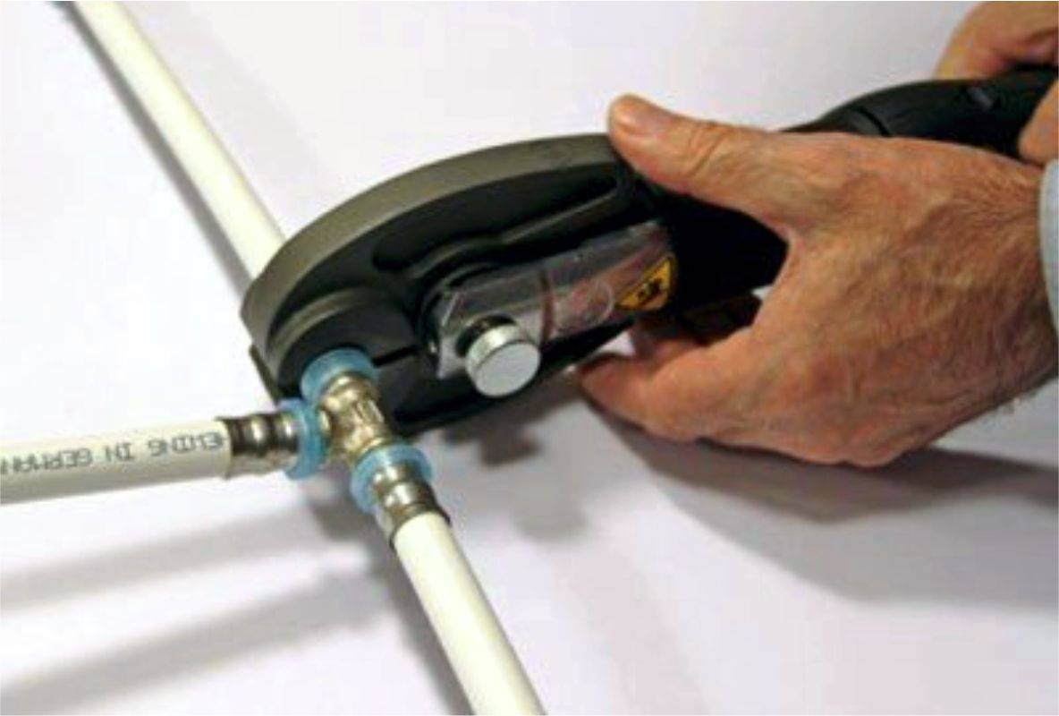 Installation de tuyaux en polyéthylène réticulé: raccordement à faire soi-même