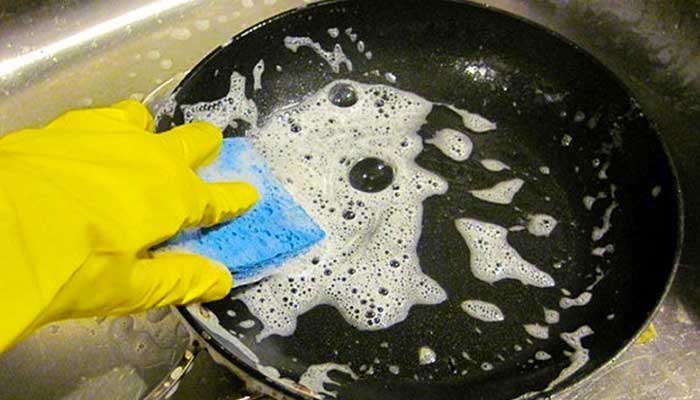 3 façons simples et efficaces de nettoyer une poêle en fonte des dépôts de carbone