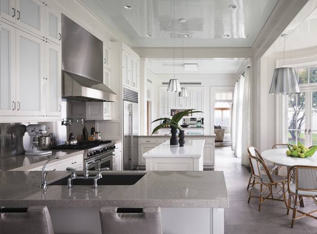 Plafonds tendus dans la cuisine: caractéristiques de choix, de conception et d'installation