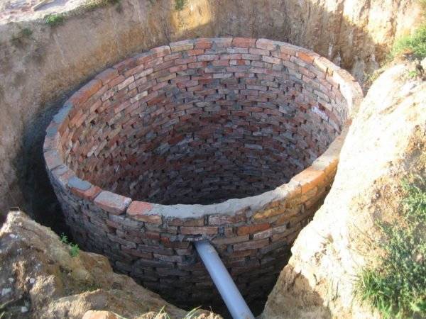 Comment faire une fosse de drainage: exigences de construction et exemple de construction de bricolage