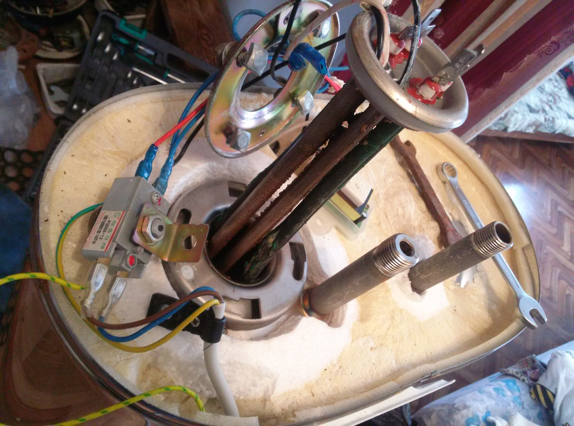 Réparation de chauffe-eau : comment remplacer soi-même un élément chauffant grillé et d'autres pièces