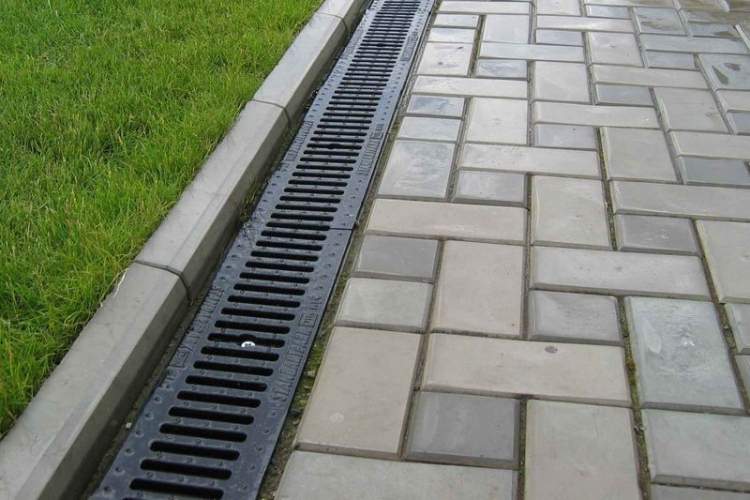 Comment créer une zone aveugle autour de la maison de vos propres mains: règles et méthodes pour aménager un système à marée basse