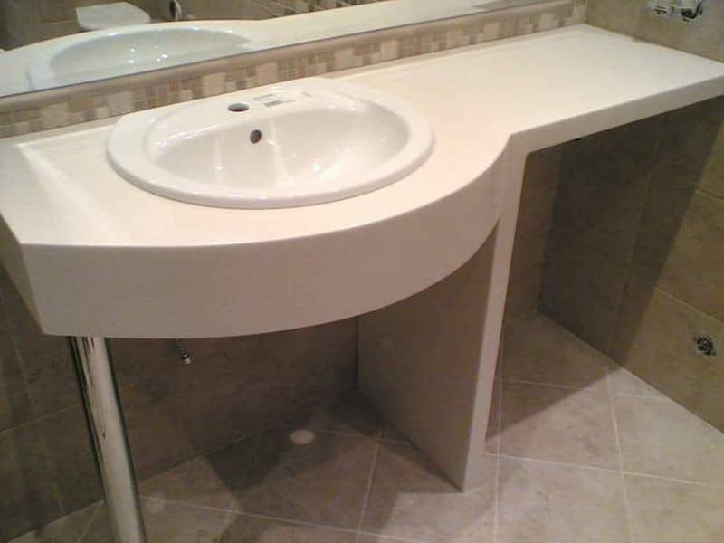 Comptoir en bois à faire soi-même sous l'évier de la salle de bain