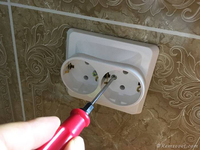 Comment connecter une prise double : installer une prise double dans une prise