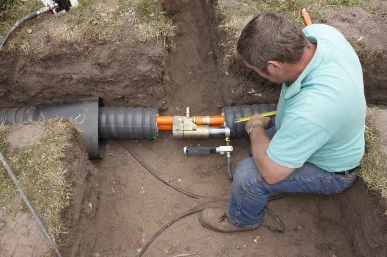 Comment isoler un tuyau d'égout dans le sol extérieur