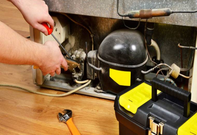 Le réfrigérateur ne s'allume pas: les raisons peuvent être identifiées par vous-même