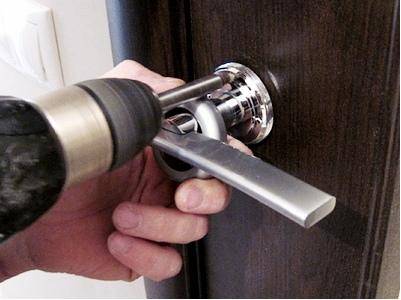 Isolation efficace d'une porte en bois en 3 étapes