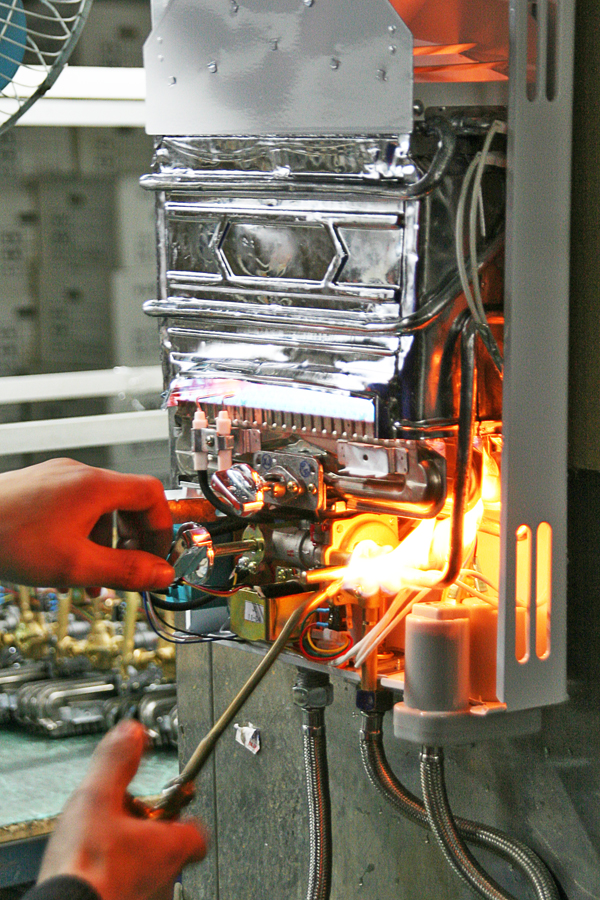 Pourquoi le geyser bourdonne, clique, siffle et craque : causes des problèmes et moyens de les résoudre