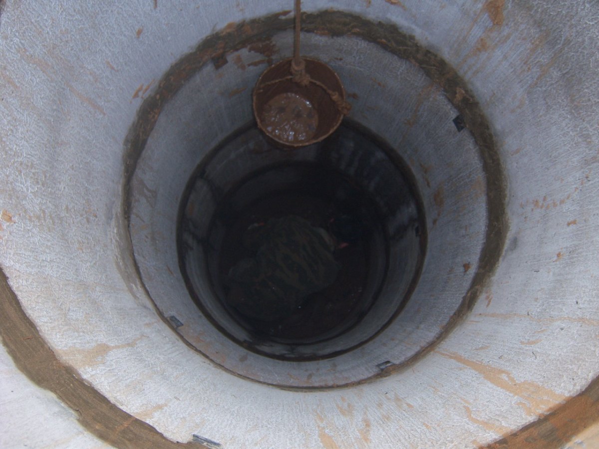 Comment fermer les coutures dans le puits des anneaux en béton