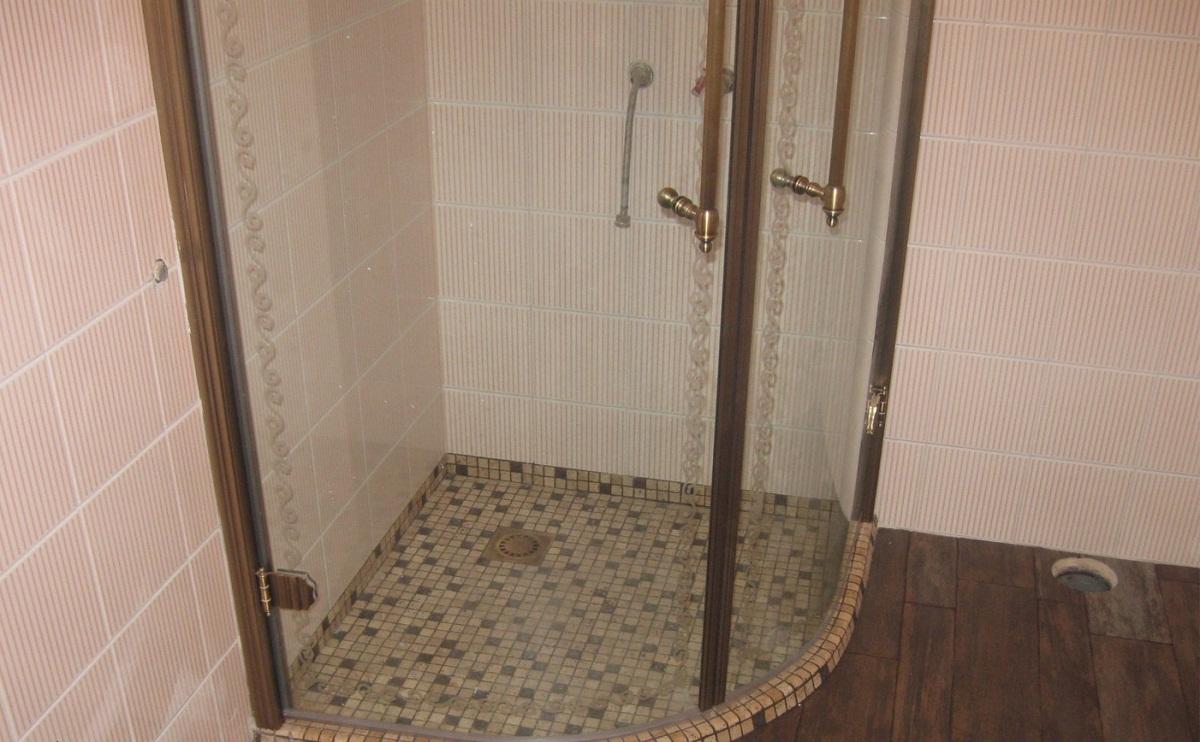 Comment faire une douche sans bac avec un drain dans le sol