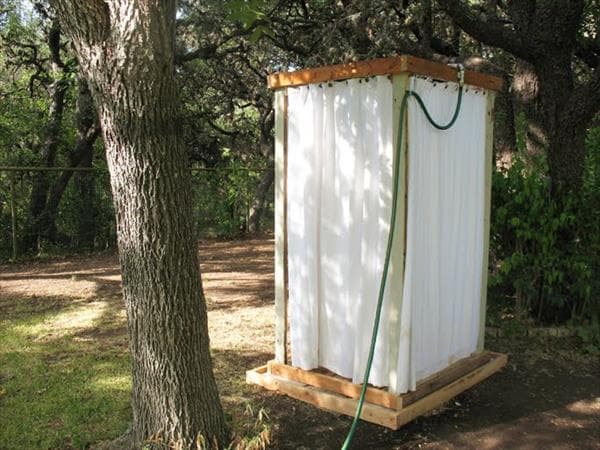 Cabines de douche en bois pour chalets d'été: construire une douche d'été de vos propres mains