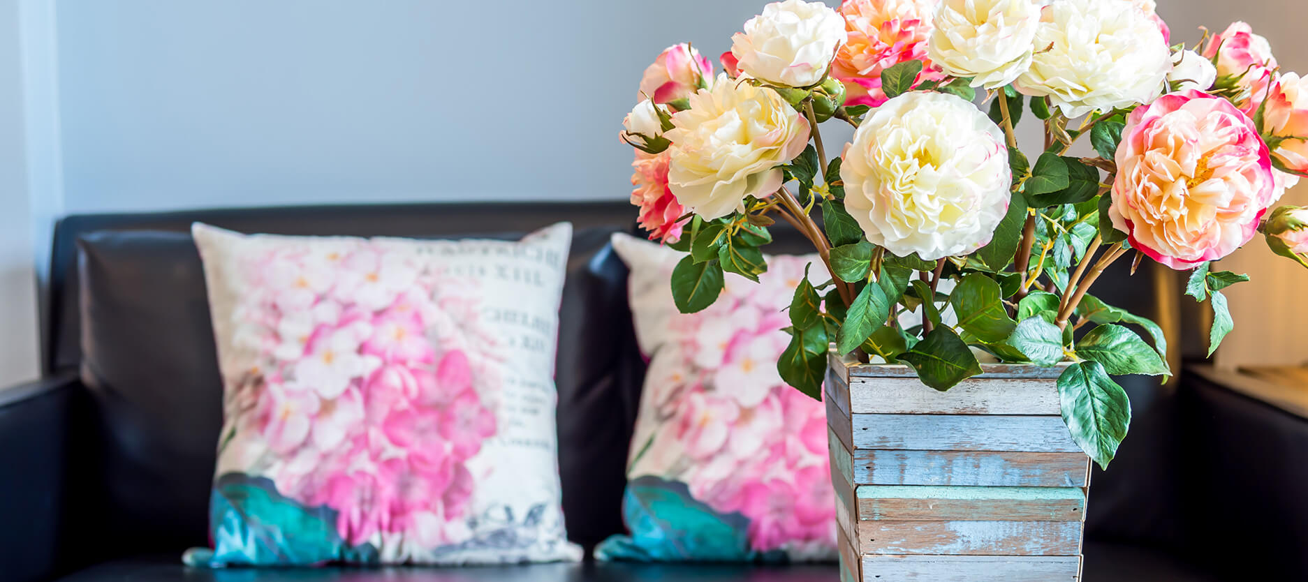 Signes sur les fleurs dans la maison - vivants et artificiels