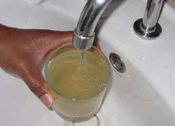 Pourquoi y a-t-il de l'eau trouble ou jaune dans le puits: causes de la pollution et méthodes pour leur élimination