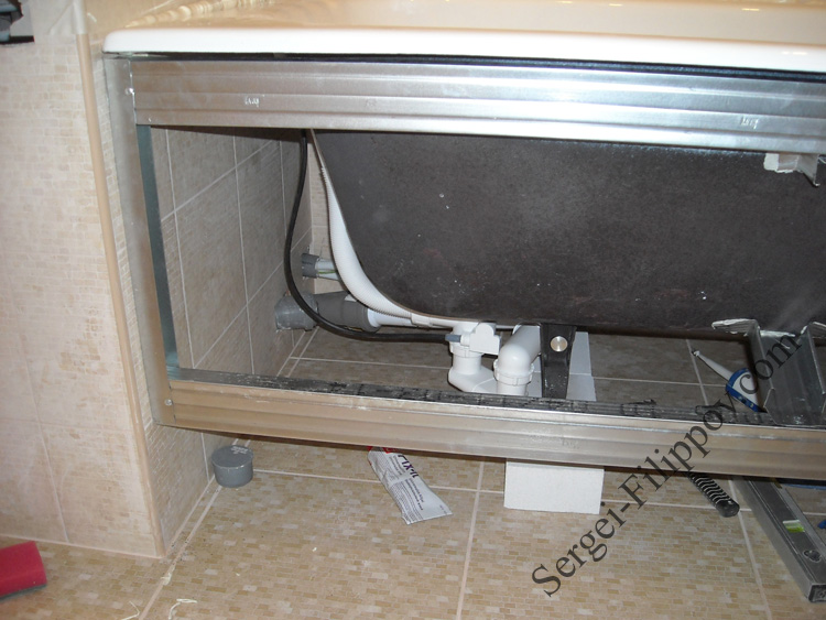 Installer un écran sous une baignoire: comment installer un écran de vos propres mains sous un modèle en acrylique, instructions d'installation