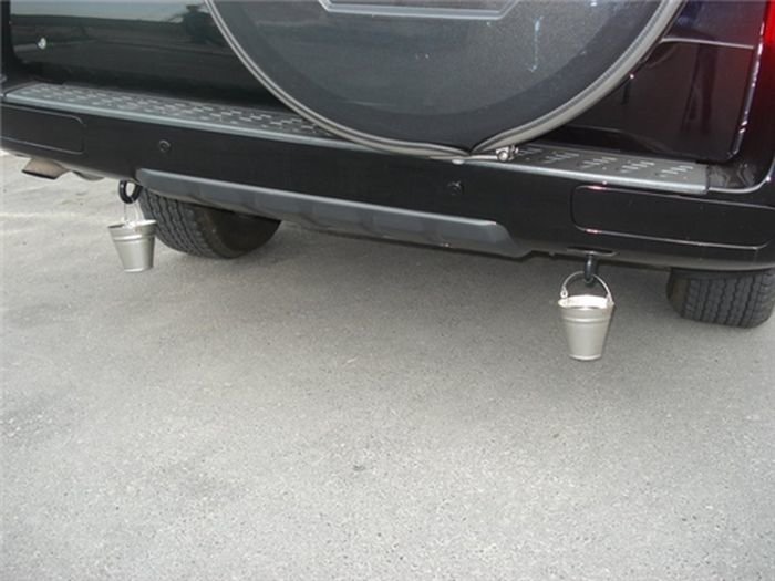 Pourquoi les conducteurs accrochent-ils un petit seau derrière la voiture ?