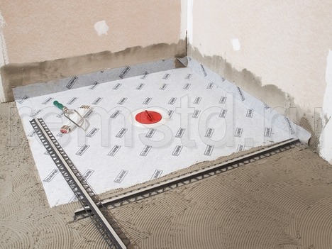 Comment équiper un siphon de sol dans la salle de bain : on équipe une douche sans palette