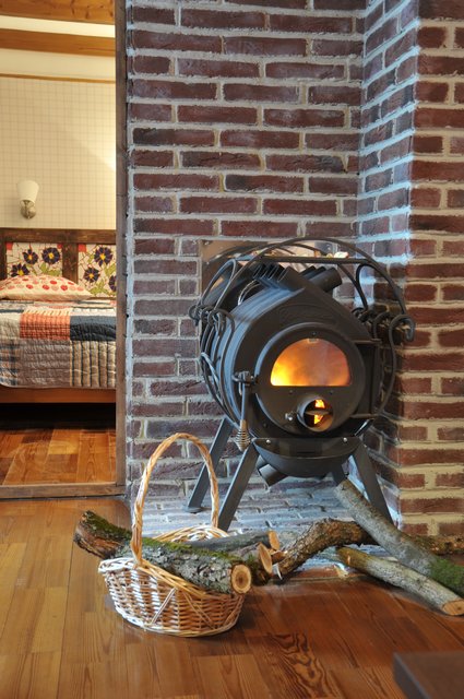 Nous assemblons le poêle à bois Buleryan de nos propres mains