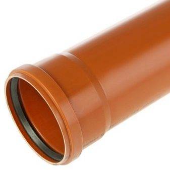 Conduites d'égout en PVC et en PEHD pour les eaux usées extérieures: types, caractéristiques, avantages et inconvénients