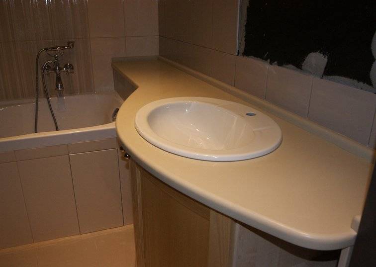 Plan de toilette sous lavabo (82 photos) : pose et fixation d'un modèle en bois ou en carrelage, comment fixer et comment encastrer un lavabo