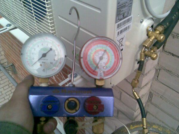 Le dispositif de l'unité intérieure du système split: comment démonter l'équipement pour le nettoyage et la réparation