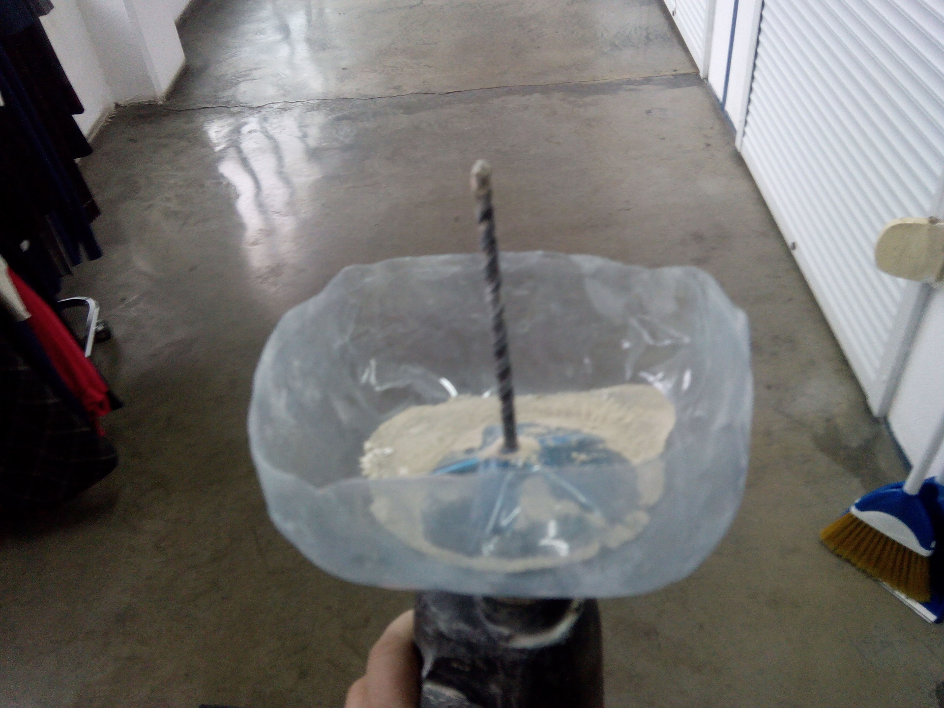 Comment percer le plafond et les murs sans poussière.