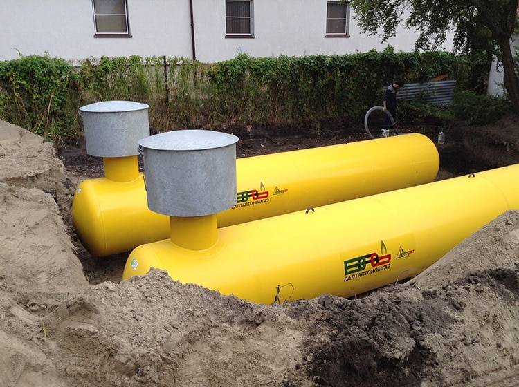 Installation et installation d'un réservoir de gaz pour une maison privée: la procédure de conception et de réalisation des travaux d'installation
