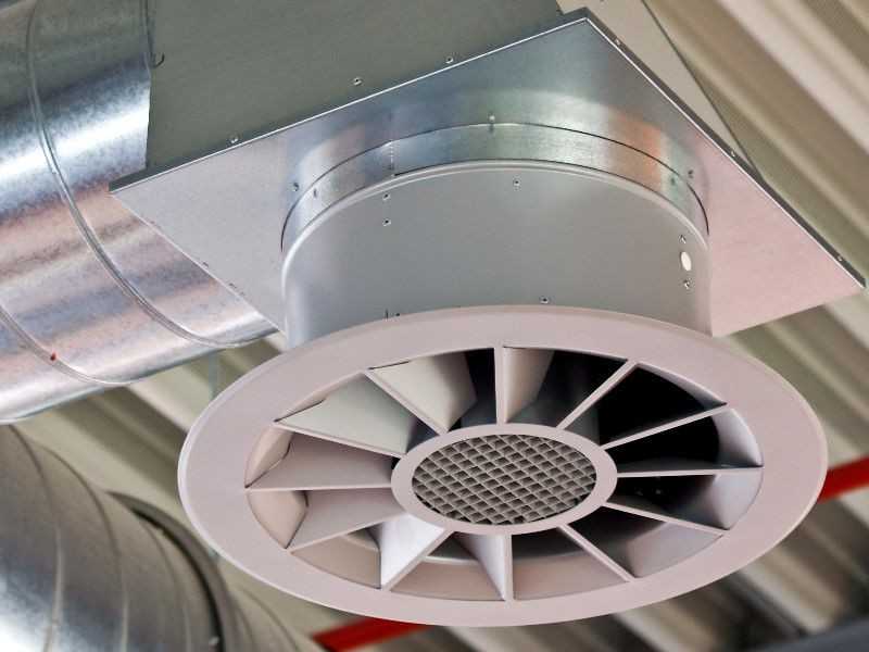 Caractéristiques du choix des ventilateurs silencieux de conduit pour l'extraction vers la salle de bain: types, nuances de choix et d'installation