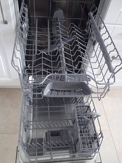 Examen du lave-vaisselle Indesit DSR 15B3 RU: fonctionnalité modeste à un prix modeste
