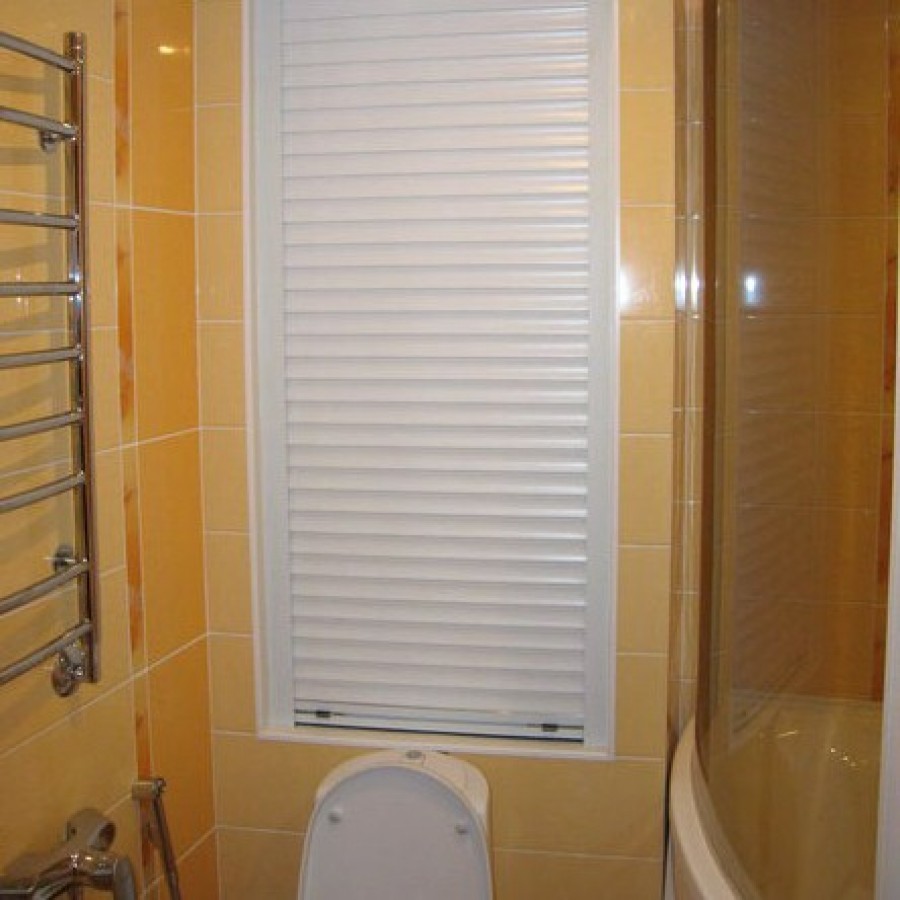 Comment fermer les tuyaux dans les toilettes: comment cacher et cacher au mieux le pipeline