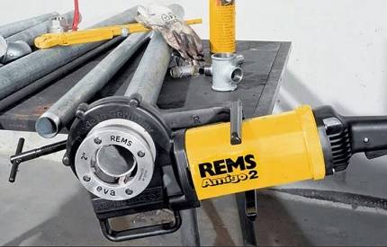 Procédés de raccordement de conduites de gaz et procédés de scellement de joints