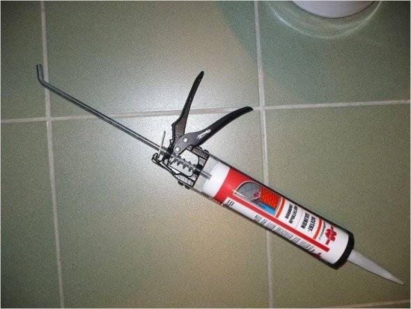 Comment et avec quoi combler l'écart entre le mur et la salle de bain: des moyens pratiques